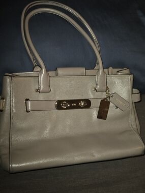 Coach Swagger Carryall Pebbled Leather Tote Bag Taupe Gray Gold Hardware